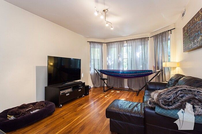 1st image of 1524 N Artesian Ave #1T