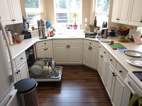 Kitchen (note dishwasher)