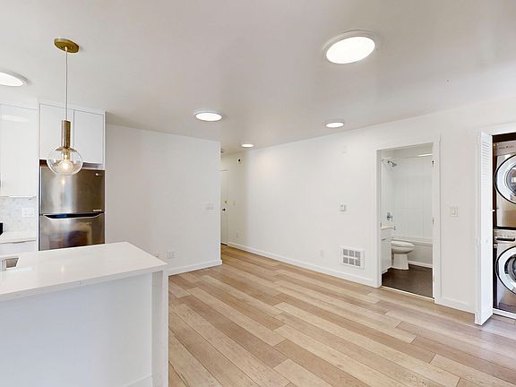 4th image of 1085 S Van Ness Ave #202