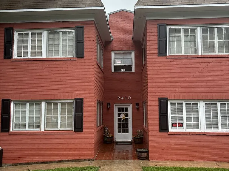 2410 Arlington Cres — Photo 1