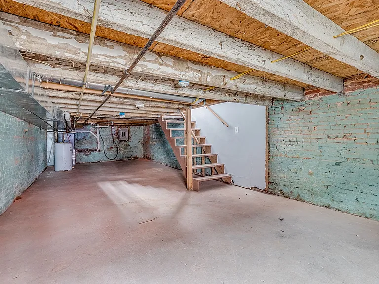 1562 N Woodyear St — Photo 14