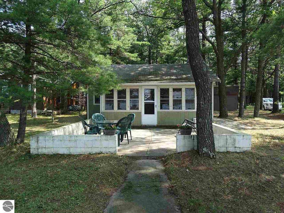 1st image of 6299 Woodlawn Dr