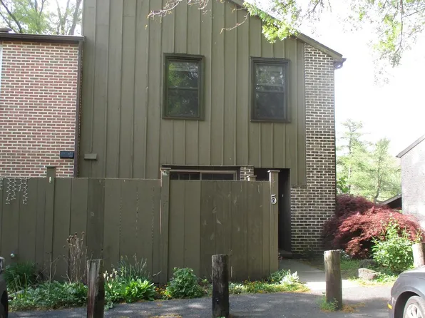 5 Club Ln, Reading, PA 19607