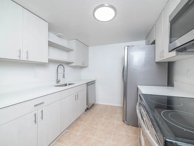 Camelot Apartments — Photo 87