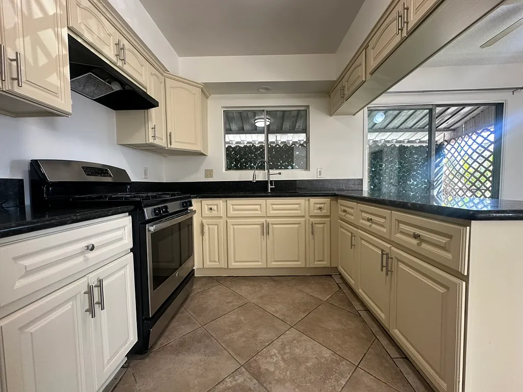 3 bed, 1100 sqft, $2,895 — Photo 4