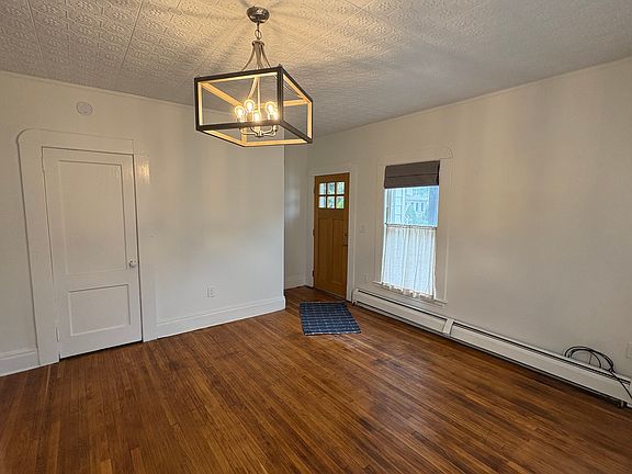 2 closets for plenty of storage