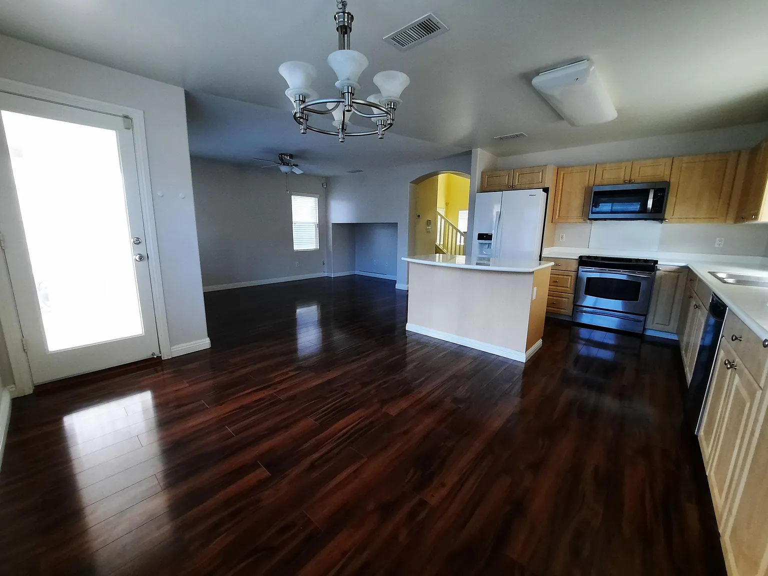 4 bed, 1719 sqft, $4,100 — Photo 2