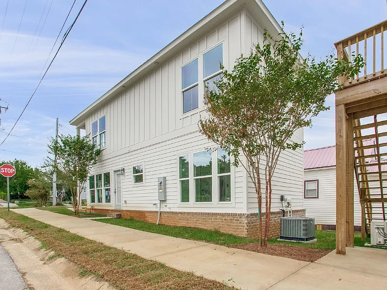 923 W Belmont St — Photo 1