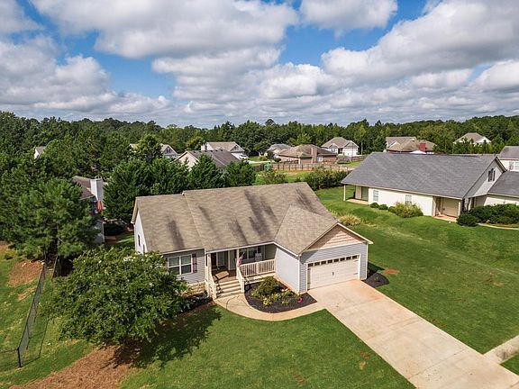 5th image of 171 Garrett Dr