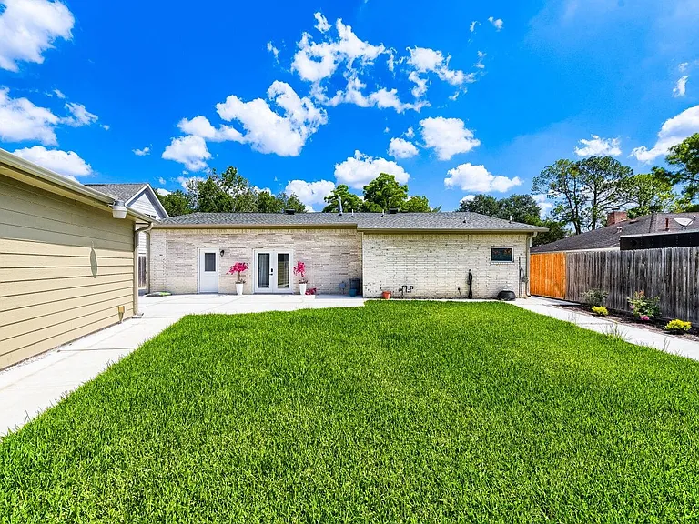 8815 Sharpview Dr — Photo 29