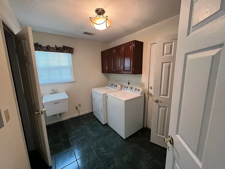1635 Pondside Dr — Photo 31
