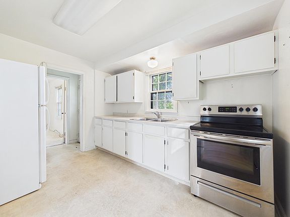 4th image of 106 E 3rd St