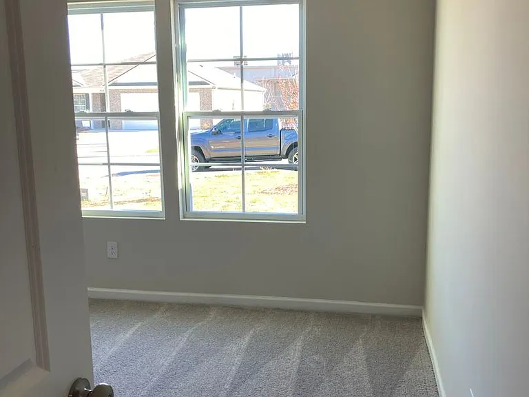 407 Kensington Ln — Photo 4