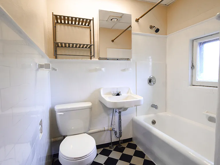 Greystone Court Apartments — Photo 6