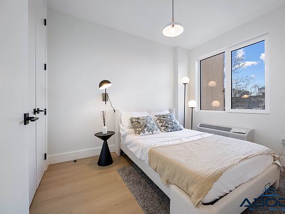 5th image of 102 E 53rd St #2D