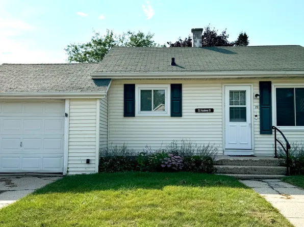 211 Academy St, Fox Lake, WI 53933