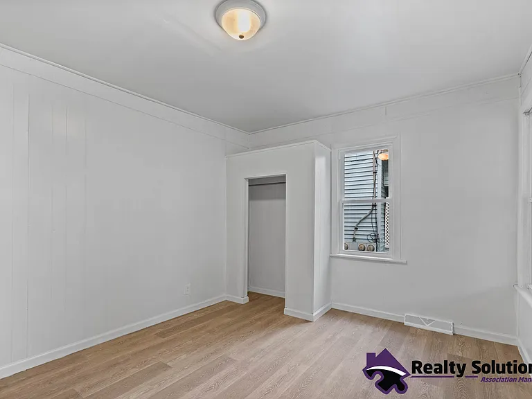733 E Cherry St — Photo 2