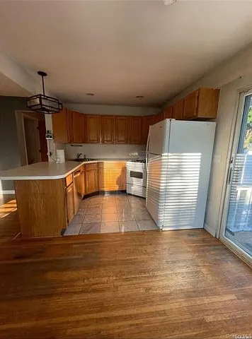 5 bed, 3.0 bath, 1190 sqft, $5,100 — Photo 2