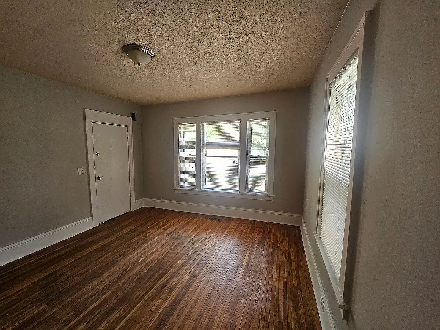 1 bed, 900 sqft, $1,200 — Photo 2