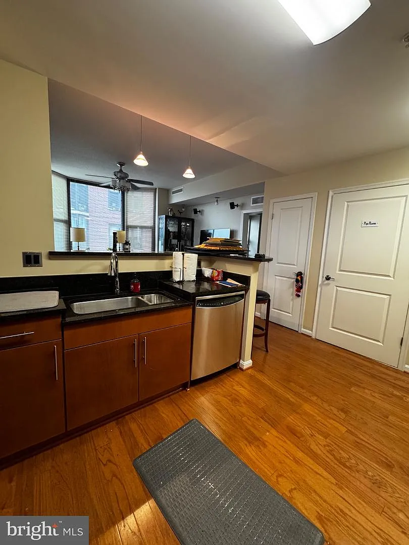 2 bed, 2.0 bath, 1048 sqft, $3,600 — Photo 3