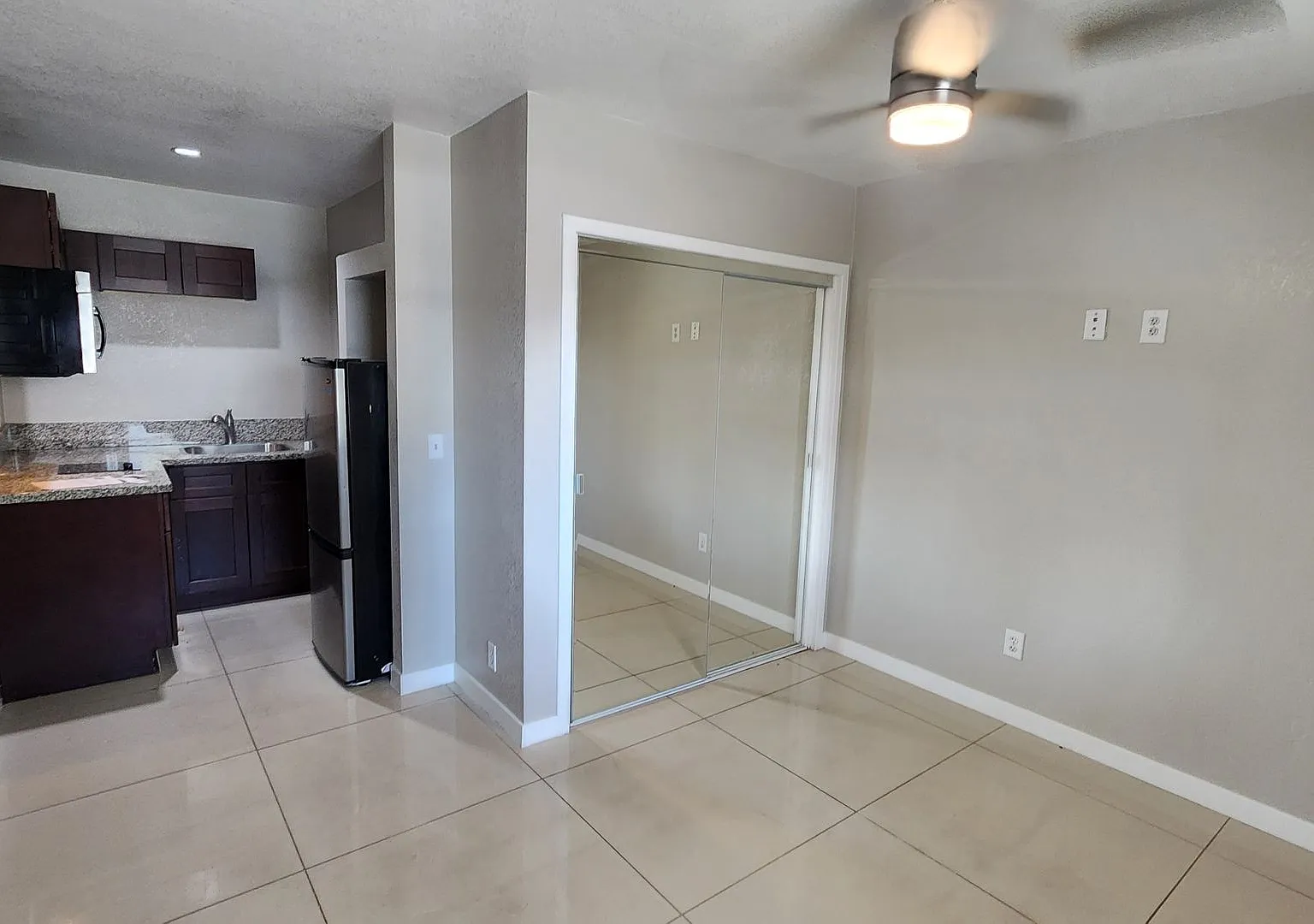 Gorgeous Studio with Private Backyard in the Heart of Downtown Las Vegas! Move In Special $500 Of... — Photo 2