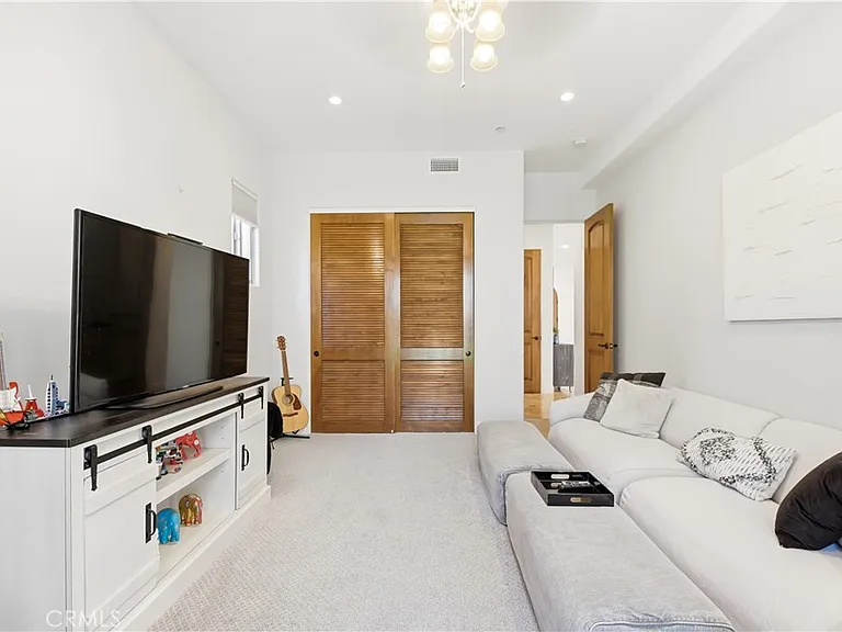 1207 Harkness Ln — Photo 14