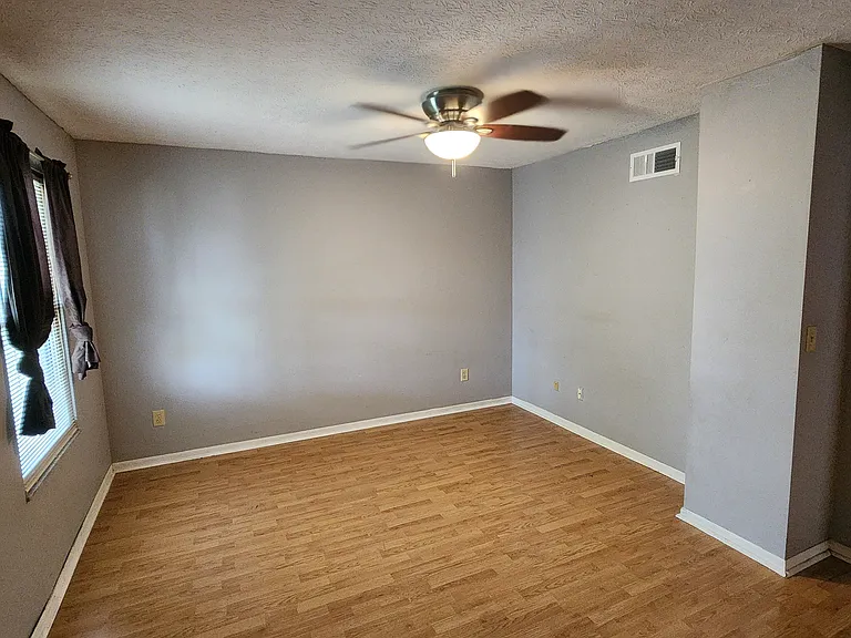 1054 Syracuse Ln — Photo 9