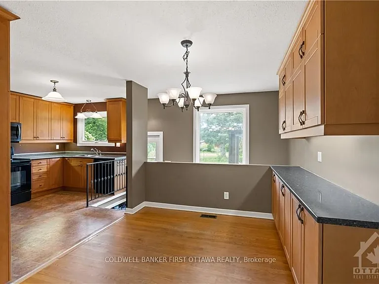 12 Oakwood Ave — Photo 6
