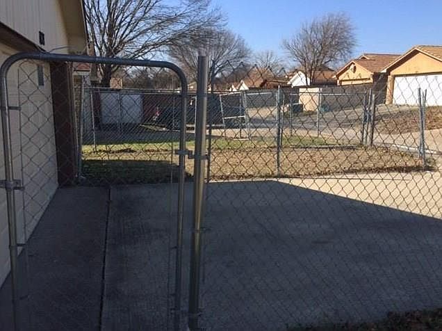 2nd image of 1121 Hemlock Dr