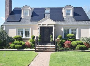 14 Plymouth St, New Hyde Park, NY 11040
