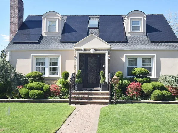 14 Plymouth Street, New Hyde Park, NY 11040