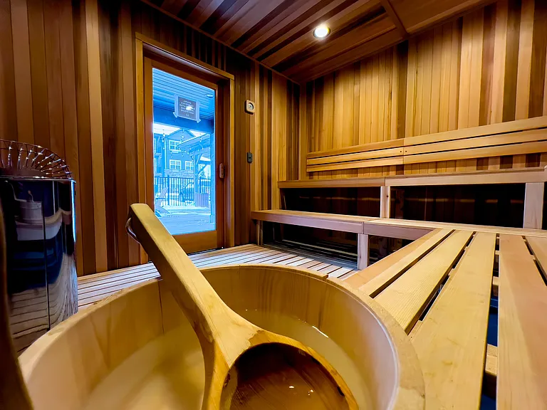 Dry sauna with temperature controls