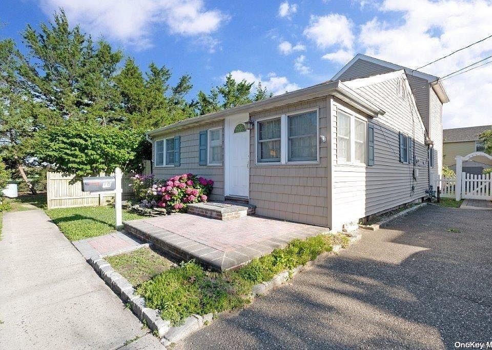 1st image of 10 Bayview Street E