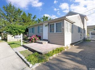10 Bayview St E, East Rockaway, NY 11518