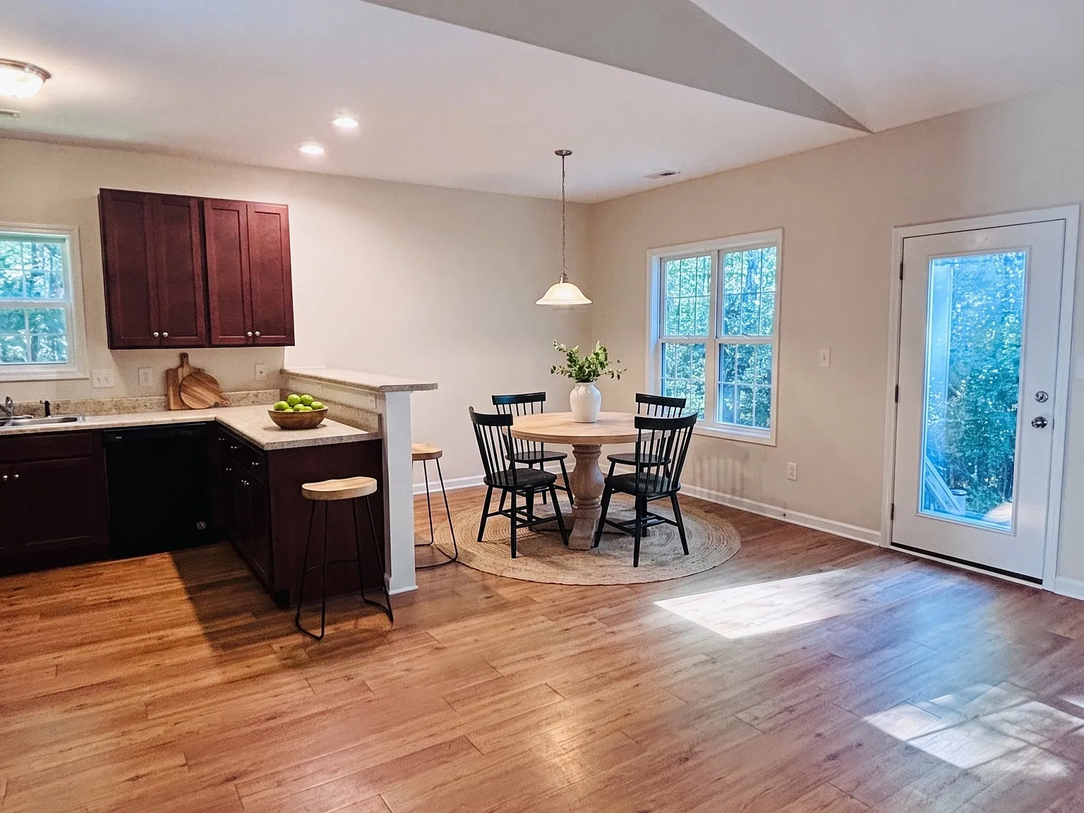 3 bed, 1500 sqft, $1,950 — Photo 4