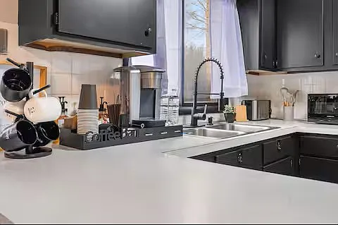 2 bed, 1.5 bath, 1300 sqft, $3,200 — Photo 2