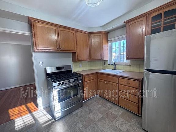 3rd image of 2714 Glenview Ave