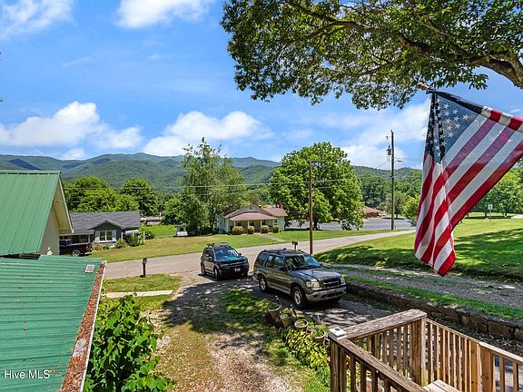 4th image of 390 Aquone Road