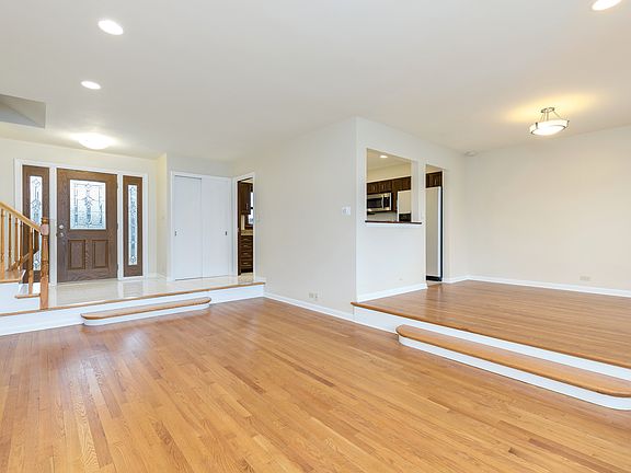 3rd image of 9418 Kilbourn Ave