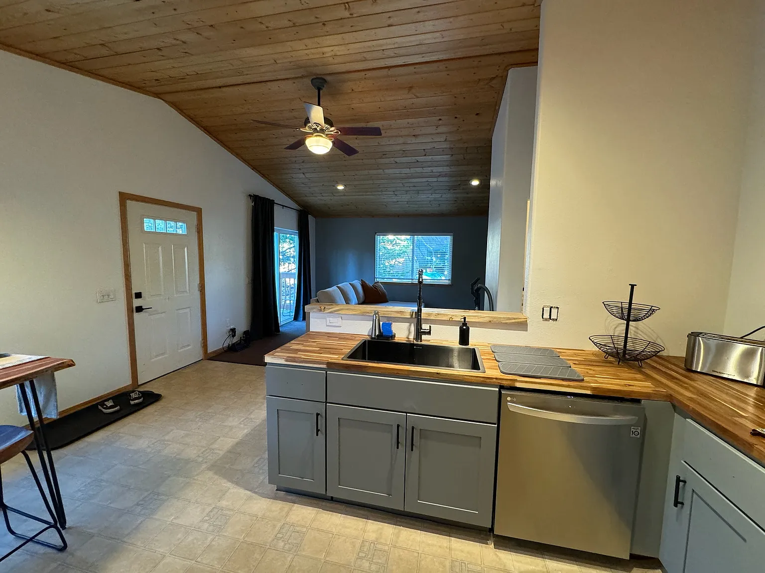 2 bed, 875 sqft, $3,950 — Photo 4