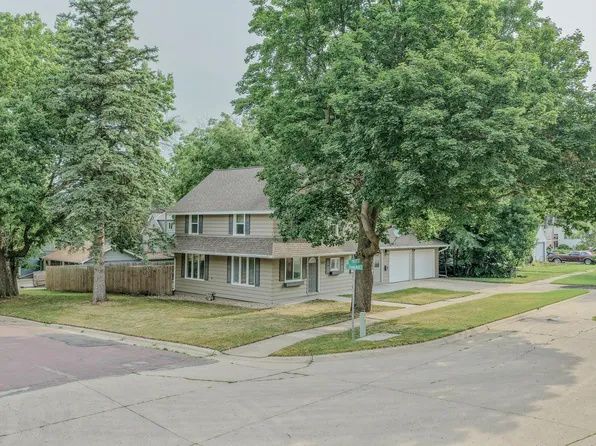 512 15th St, Spirit Lake, IA 51360