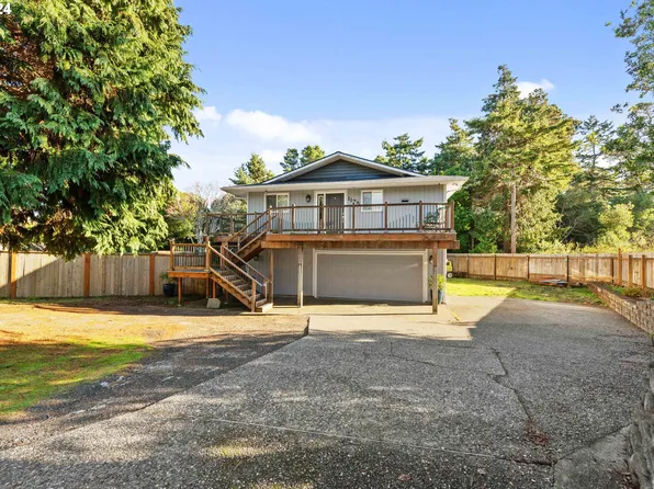 1175 Lakewood Ln, Coos Bay, OR 97420
