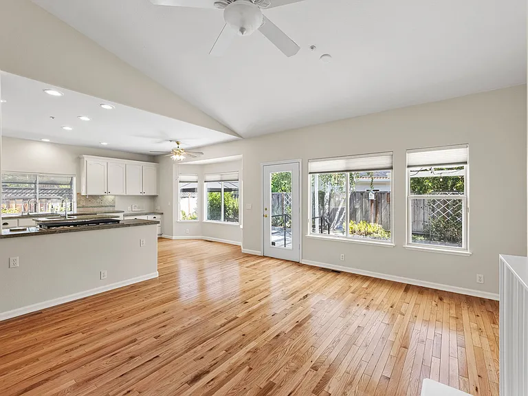 560 Diana Ave — Photo 17