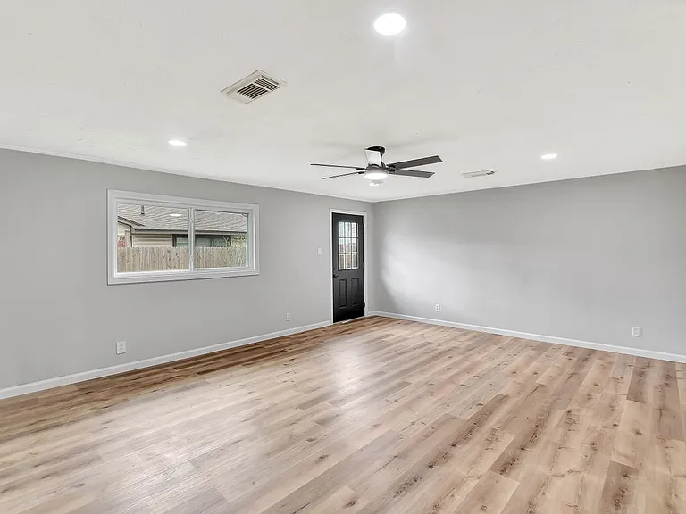 704 Teabury St — Photo 17