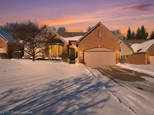 3895 Arbor Dr, Auburn Hills, MI 48326