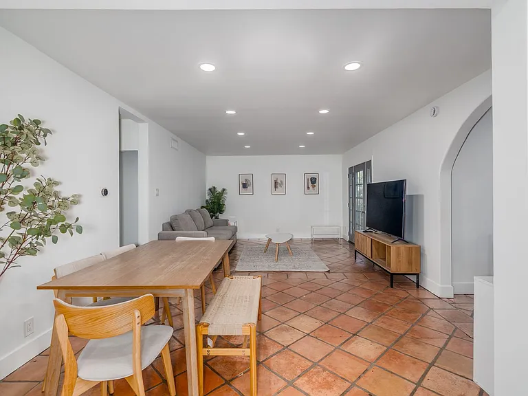 9501 Clybourn Ave — Photo 8