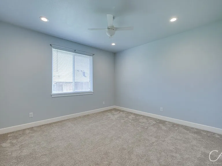 325 Mill Creek Dr — Photo 15