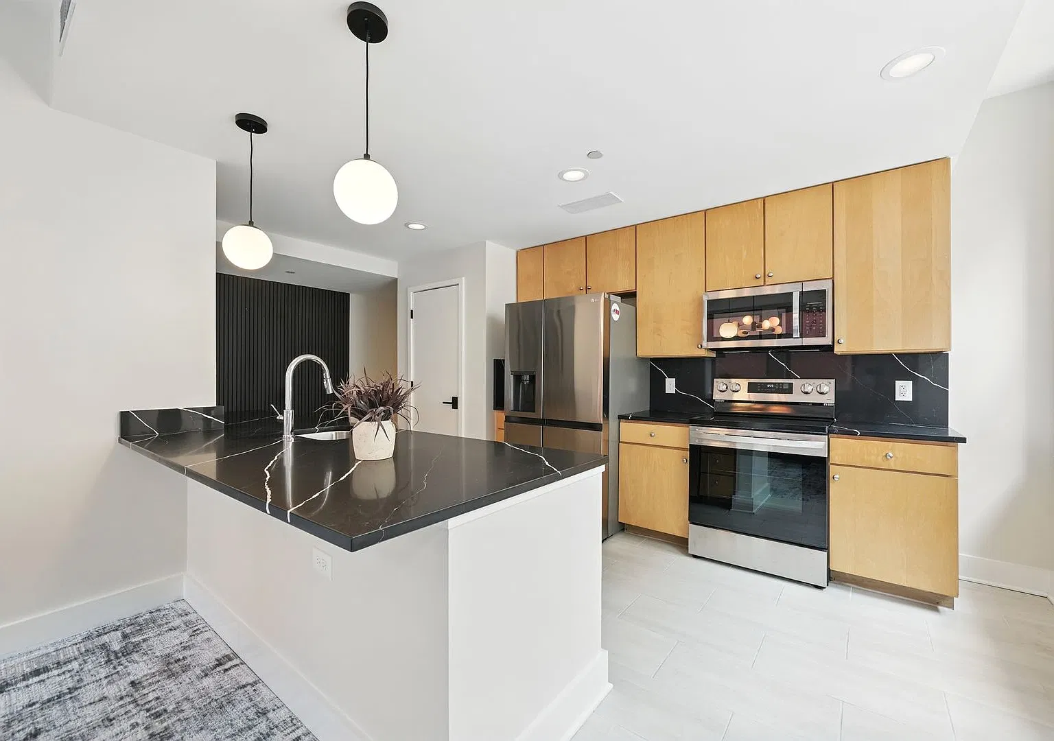 Upgraded Downtown Condo — Photo 4