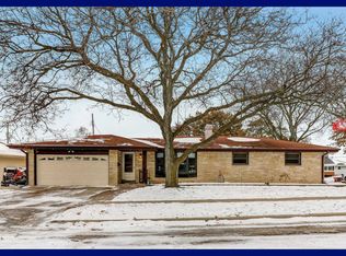 7462 W River Bend Dr, Milwaukee, WI 53219