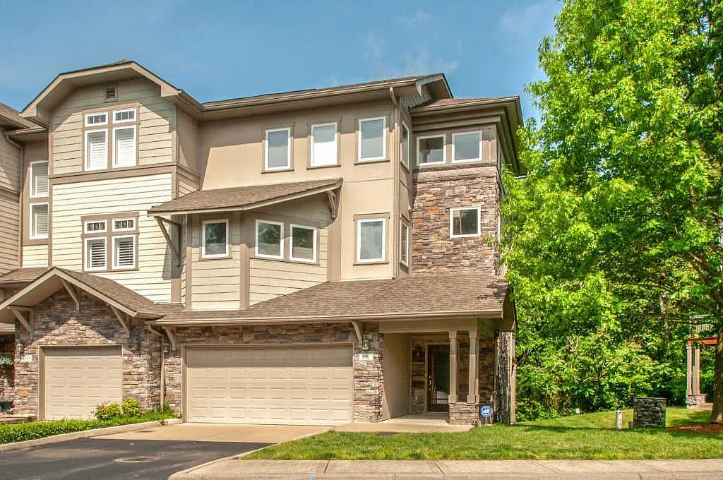 3 bed, 3.5 bath, 2325 sqft, $1,095 — Photo 1